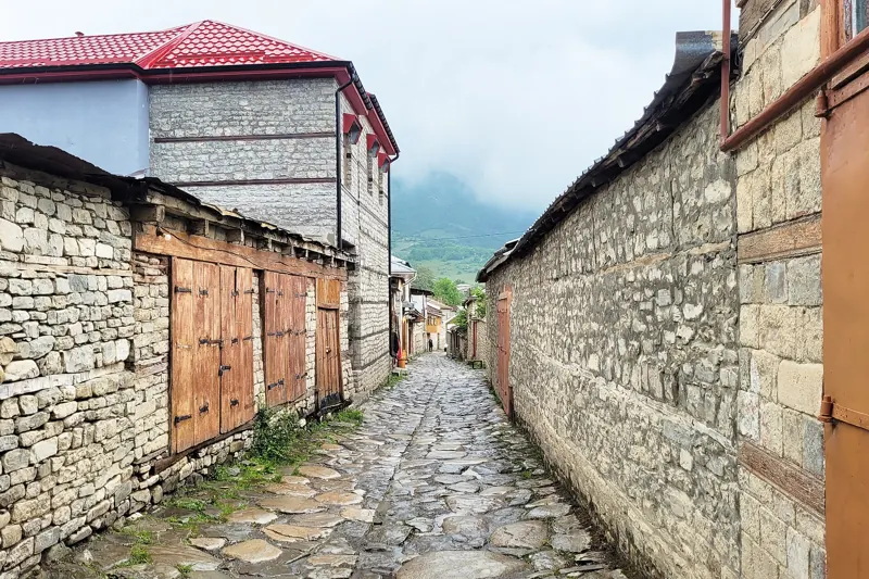 Street in Lahic 01
