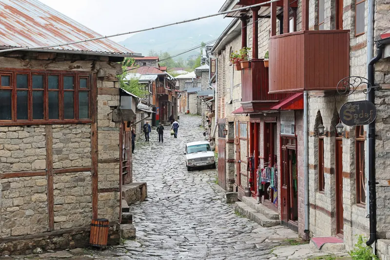 Мощеная камнем улица и старые дома Лагича