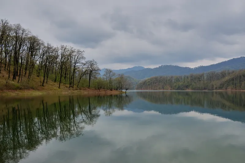 Спокойные воды озера Ханбулан