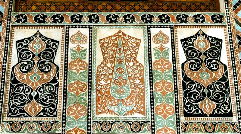 نقوش على جدران قصر خان شاكي